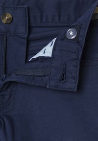 Pantaloni blu navy con tasca con zip. Presentano una chiusura con bottone, una texture di tessuto liscia e un rivestimento in tessuto a fantasia visibile all'interno della tasca.