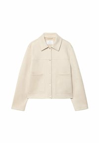 Beżowa zamszowa kurtka z kołnierzem, zapinana na guziki, z dwoma przednimi kieszeniami. Tkanina ma gładką teksturę i lekko dopasowany krój.