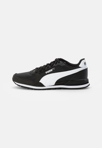 Scarpa sportiva nera con accenti bianchi, caratterizzata da una tomaia testurizzata, punta rotonda e sistema di allacciatura. Include il logo sul lato e sul tallone.
