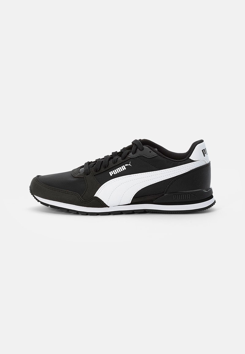 Scarpa sportiva nera con accenti bianchi, caratterizzata da una tomaia testurizzata, punta rotonda e sistema di allacciatura. Include il logo sul lato e sul tallone.