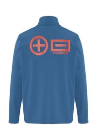 Blaue Jacke mit hohem Kragen, auf der Rückseite ein großes rotes Kreis- und Quadratmotiv, darunter der Schriftzug "CREATED BY CHIMESC".