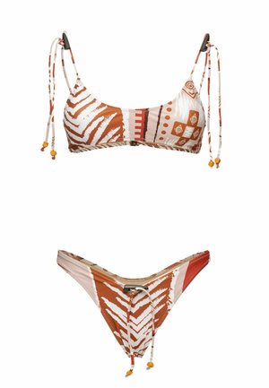 Bikini a due pezzi con motivi geometrici astratti e ispirati alla zebra in tonalità di marrone, beige e bianco, con lacci regolabili.