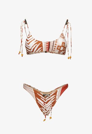 Bikini a due pezzi con motivi geometrici astratti e ispirati alla zebra in tonalità di marrone, beige e bianco, con lacci regolabili.