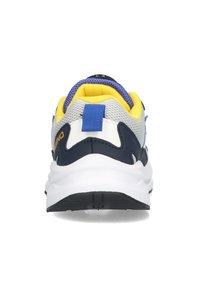 Miestne atletické topánky s šedou sieťovou vrchnou časťou, žltým golierom, námorníckymi akcentmi a bielou medzipodrážkou s textúrovanou čiernou podrážkou.