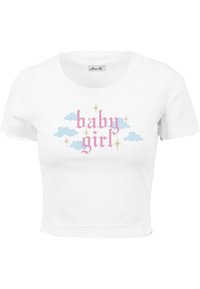 Balta medvilninė trumpa marškinėliai su užrašu "baby girl" rožinės spalvos gotikos stiliumi, apsuptais mėlynųjų debesų ir aukso žvaigždžių.
