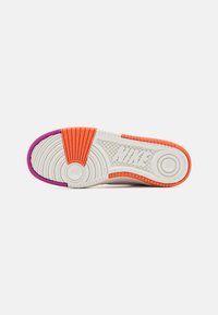 Nike Sportswear GAMMA FORCE - Tenisice - white/hot fuchsia/wild mango/sail