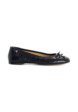Chaussure ballerine noire avec texture crocodile, bout arrondi, petit détail nœud sur le dessus et semelle plate sur fond blanc.