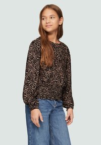 Zwarte bloemenblouse met lange mouwen, voorzien van een gathered taille en elastische manchetten, gecombineerd met brede blauwe denim jeans.