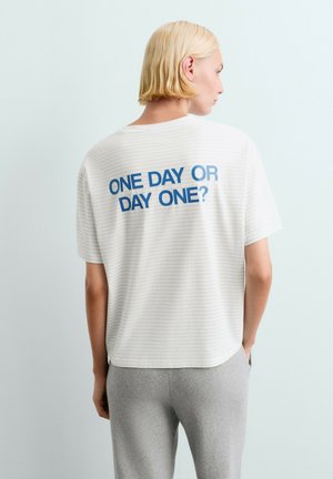 OYSHO, BOXY SLOGAN T-SHIRT - T-shirt imprimé - white