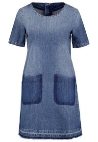 Robe en denim à manches courtes, col rond, et poches contrastantes bleu foncé. Finition avec un ourlet effiloché et fermeture éclair au dos.