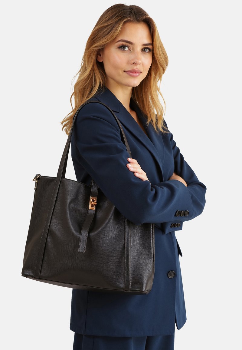 Zwarte leren tote bag met een gladde textuur, rechthoekige vorm, dubbele schouderbanden en gouden sluiting details.