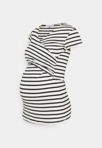 Svart och vit randig graviditetstop med omslag, korta ärmar och en åtsittande silhuett som rymmer en växande mage.