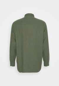 Camicia verde a maniche lunghe in morbido tessuto, con colletto a bottoni e polsini, taglio dritto e yoke posteriore.