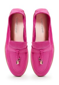 Roze suède loafers met een decoratieve strik, gouden accenten en een textuur oppervlak. Zachte voering en een afgeronde neus maken het ontwerp compleet.