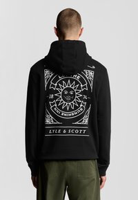 Felpa nera con cappuccio e stampa grafica che presenta un motivo solare e la scritta “LET THE SUNSHINE IN” in bianco, tessuto di cotone, vestibilità rilassata.