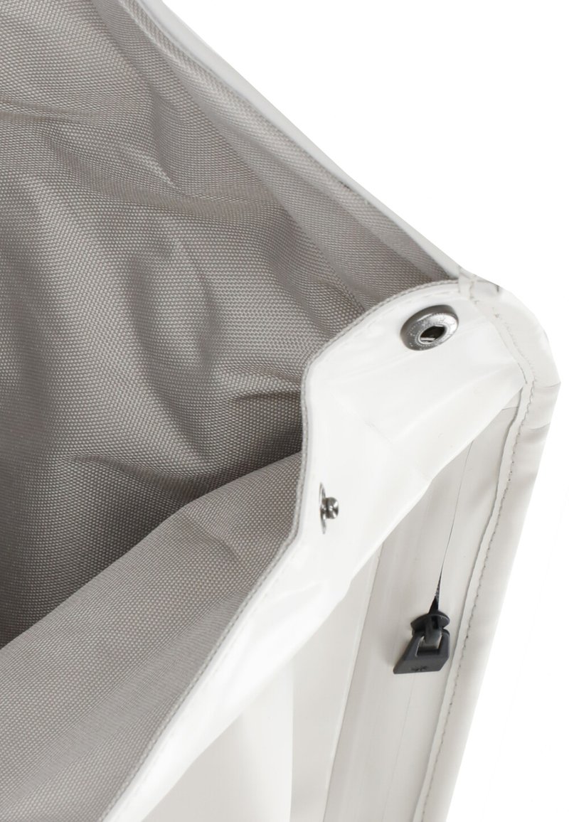 Borsa di stoccaggio bianca con un interno grigio testurizzato. Dotata di una chiusura a scatto metallica e di una cerniera laterale, progettata per un facile accesso e durata.