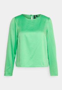 Maglia verde a maniche lunghe con una texture liscia. Collo rotondo con chiusura a bottone sul retro. Design semplice e strutturato.