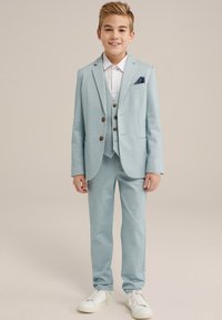 Svetlo modra tri-delna obleka z blazerjem, suknjičem in hlačami. Ima rjave gumbe in belo srajco. Ujemajo se z belimi supergami.