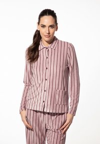 Roze gestreepte lounge-outfit van zachte stof, met een kraag met knopen aan de voorkant en bijpassende broek, met een gestructureerde afwerking.