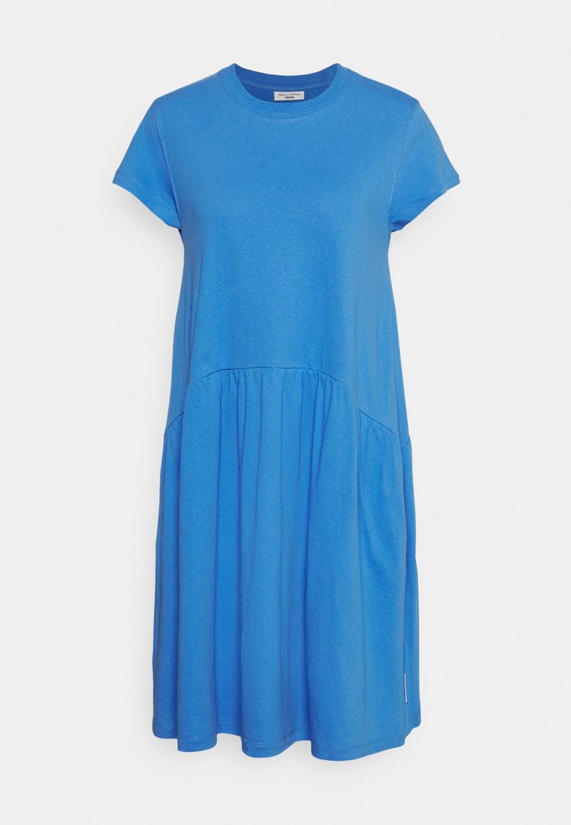 Robe bleue à manches courtes, longueur genoux, avec encolure ronde et détail de jupe froncée, présentée sur fond blanc.