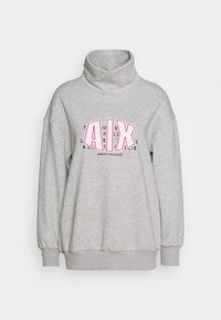 Felpa grigia con collo alto, polsini e orlo a costine. Presenta un audace logo "AIX" in testo rosa e nero. Texture morbida, design informale.