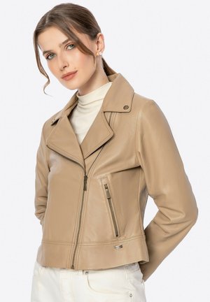 Beige leren jack met een gestructureerde kraag, asymmetrische rits en zijzakken. Gladde textuur en getailleerd ontwerp.