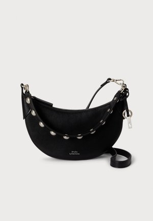 Bolso de mano de cuero negro con un diseño curvado, detalles plateados en la correa y cierre de cremallera para un almacenamiento seguro.