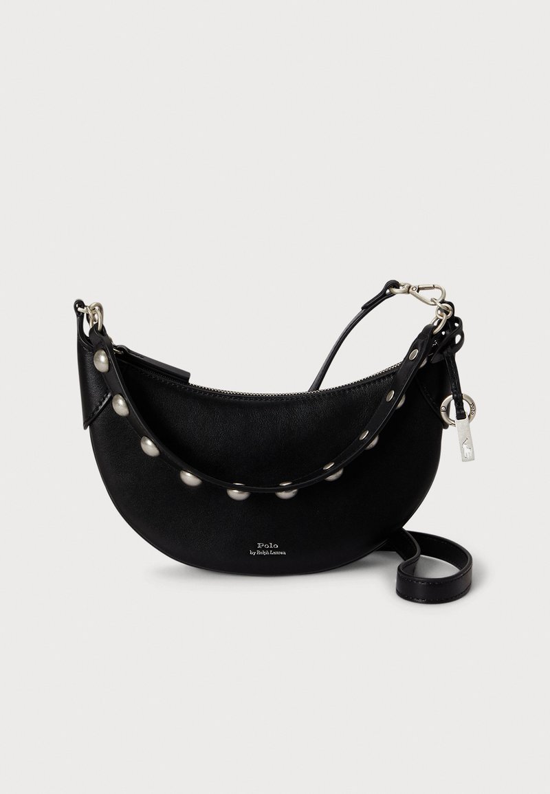 Czarna skórzana torba na ramię o zaokrąglonym kształcie, z srebrnymi akcentami na pasku oraz zamkiem błyskawicznym zapewniającym bezpieczne przechowywanie.