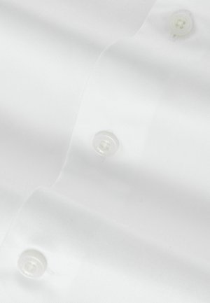 Weißes Hemd mit Knöpfen, aus einem glatten Stoff gefertigt, mit klaren Kunststoffknöpfen und einem klassischen Kragen. Keine Muster oder Verzierungen sichtbar.