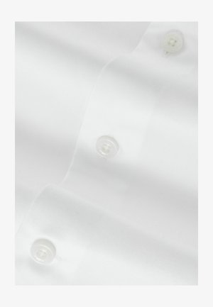 Valge nööpidega särk, millel on sile kangatekstuur, läbipaistvad plastiknööbid ja klassikaline krae disain. Mustreid ega aksentide lisandeid ei ole nähtaval.