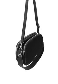 Černá crossbody taška z hladké kůže a nadýchané tkaniny, se dvěma zipovými přihrádkami, nastavitelným popruhem a minimálními kovovými detaily.