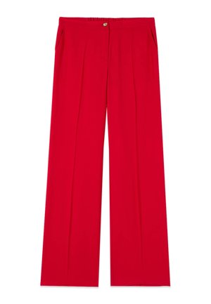 Pantalon rouge taille haute à jambes larges, avec poches latérales, plis sur le devant et une fermeture par un bouton marron unique à la taille.