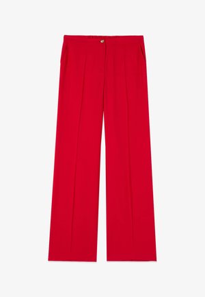 Pantalon rouge taille haute à jambes larges, avec poches latérales, plis sur le devant et une fermeture par un bouton marron unique à la taille.