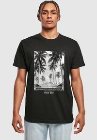 Sort t-shirt med et centralt grafik af en vintage bil omkranset af palmetræer, teksten nedenfor lyder "I dag var en god dag."