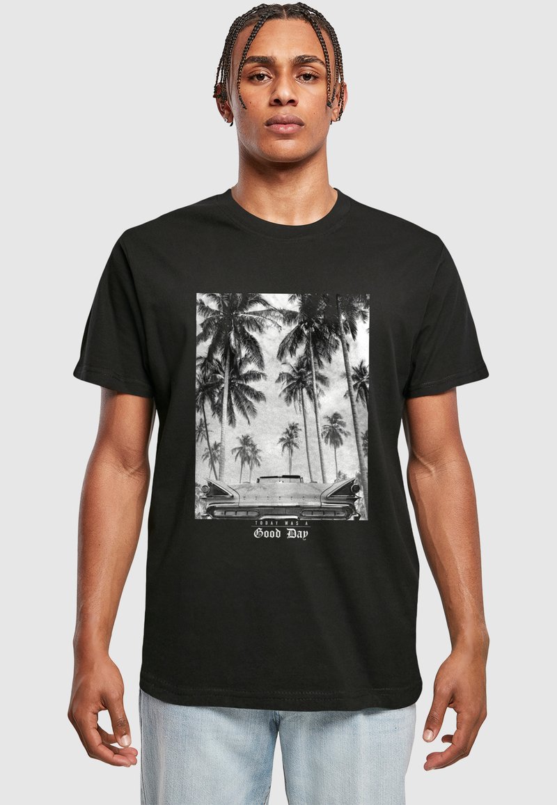 Sort t-shirt med et centralt grafik af en vintage bil omkranset af palmetræer, teksten nedenfor lyder "I dag var en god dag."