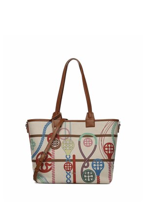 Bolso tote beige con asas de cuero marrón y diseños de cuerda multicolor y patrones circulares en el exterior de tela.