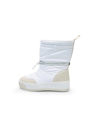 Witte geïsoleerde laars met een gestructureerde bovenkant, zachte beige accenten, elastische trekkoord en een geribbelde zool. Voorzien van een achterste lip voor eenvoudig aantrekken.