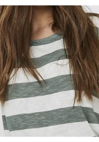 Vero Moda Camiseta estampada - green