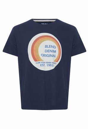 Marineblå T-shirt med korte ærmer lavet af letvægtsstof. Har et cirkulært grafisk motiv i creme med orange, gul og blå tekst.