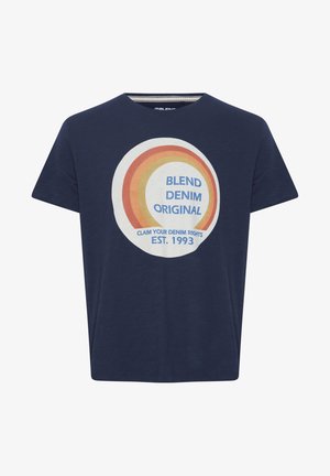 Marineblå T-shirt med korte ærmer lavet af letvægtsstof. Har et cirkulært grafisk motiv i creme med orange, gul og blå tekst.