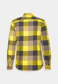 Langarmshirt met een levendig geel, bruin en donkergrijs ruitpatroon. Bevat een klassieke kraag en knoopmanchetten. Katoenen stof.