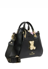 Borsa a mano in pelle nera con texture, con un orsetto dorato come dettaglio, doppi manici, tracolla removibile e logo decorativo alla base.