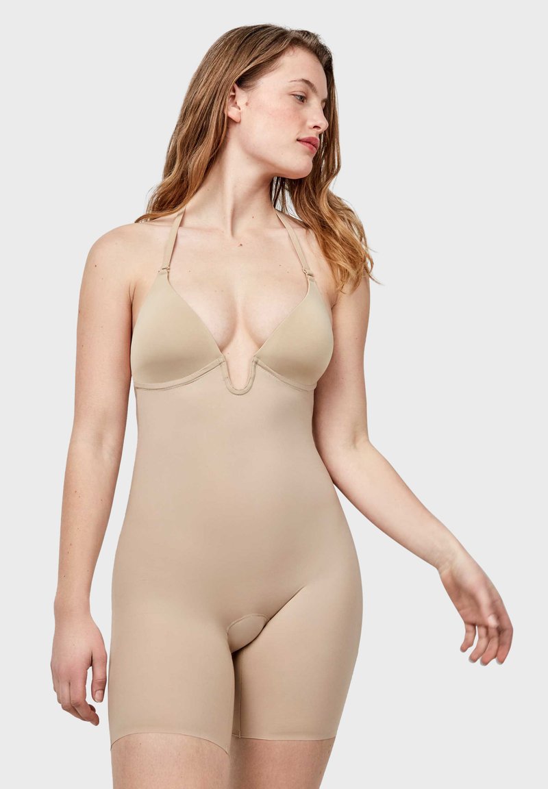 Monosuit de shaper nude con tirantes ajustables, escote en V y parte inferior estilo braga. Material suave y elástico, diseño entallado.