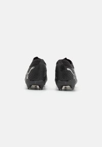 Scarpe da calcio nere con parte superiore in materiale sintetico texturizzato, colletto imbottito e tacchetti sagomati per la trazione. Presenta un distintivo logo argento di lato.
