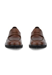 Paire de chaussures de ville en cuir marron avec semelles en caoutchouc noires, avec une bride sur le devant, vues de face sur fond blanc.