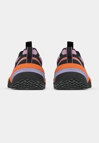Μαύρα αθλητικά παπούτσια με πορτοκαλί και μωβ λεπτομέρειες, με υφή στη σόλα, επάνω μέρος από δίχτυ και λουράκι στο πίσω μέρος.