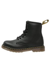 Botas de cuero negro con cordones, puntera redonda, costura amarilla a lo largo de la suela y un lazo en la parte trasera para facilitar el uso.