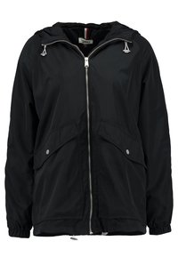 Czarna kurtka z kapturem i srebrnym zamkiem błyskawicznym, posiadająca dwie przednie kieszenie, elastyczne mankiety oraz lekką, gładką fakturę. Wewnątrz widoczna metka Tommy.