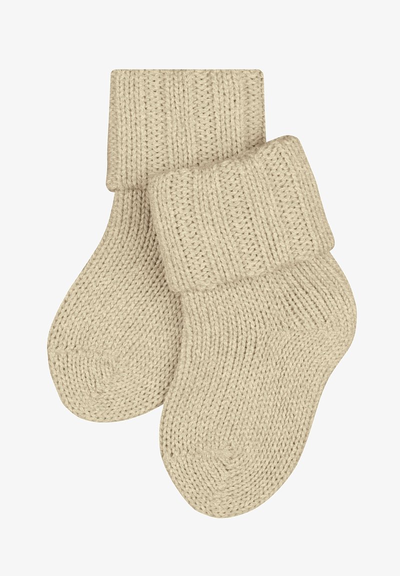 Beżowe skarpetki dziane z podwiniętym mankietem, z teksturowanym wzorem i zaokrąglonym palcem. Materiał wydaje się miękki i elastyczny dla wygody.