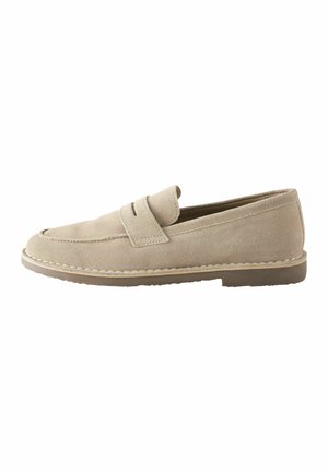 Lofere din suede bej cu vârf migdalat, design cu două curele, cusături contrastante și talpă din cauciuc plat.